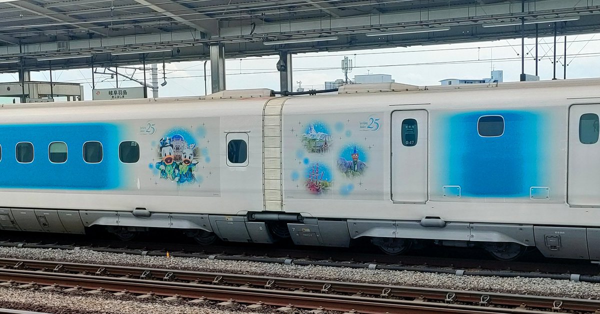 3366yyy's tweet photo. とある駅でディズニーラッピング新幹線を偶然見たよ！
何か今日良い事ありそう！ https://t.co/fjNjSWn71R