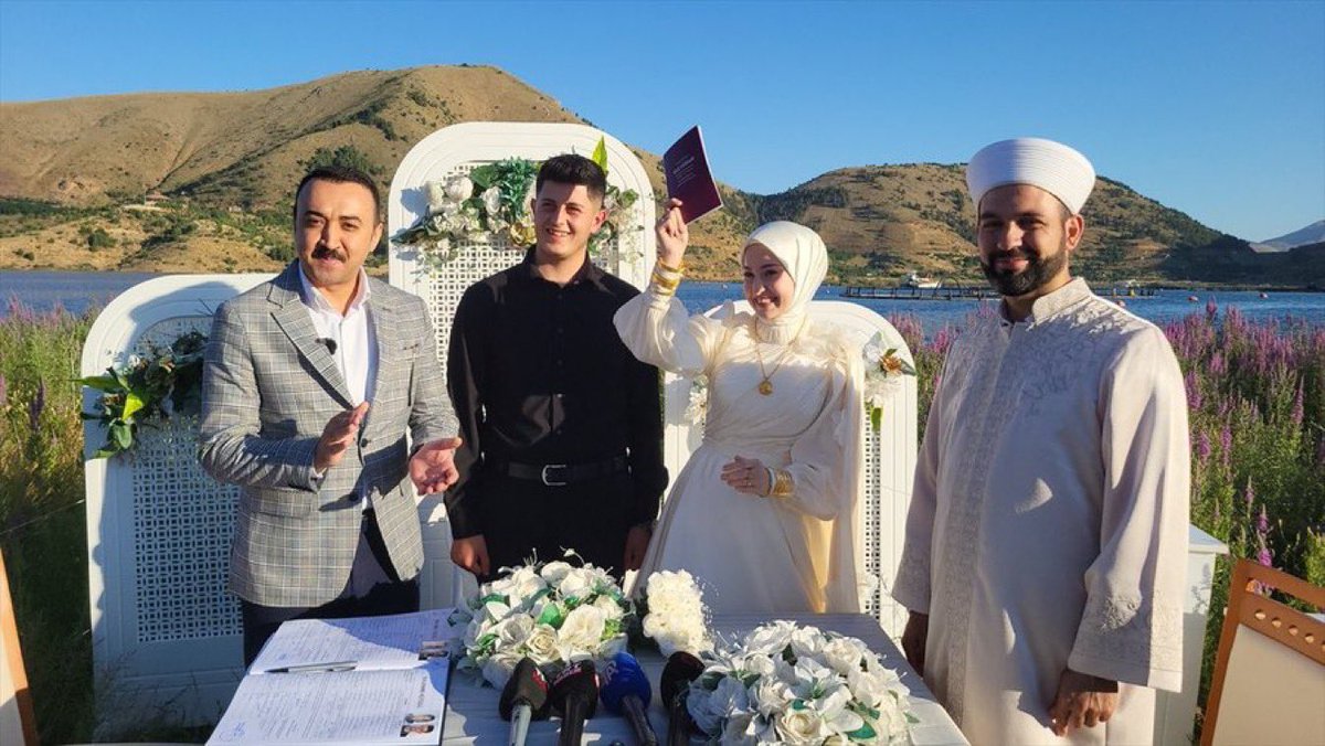Çat Barajı'ndaki 'Yüzen Adalar'da İlk Nikah Kıydı