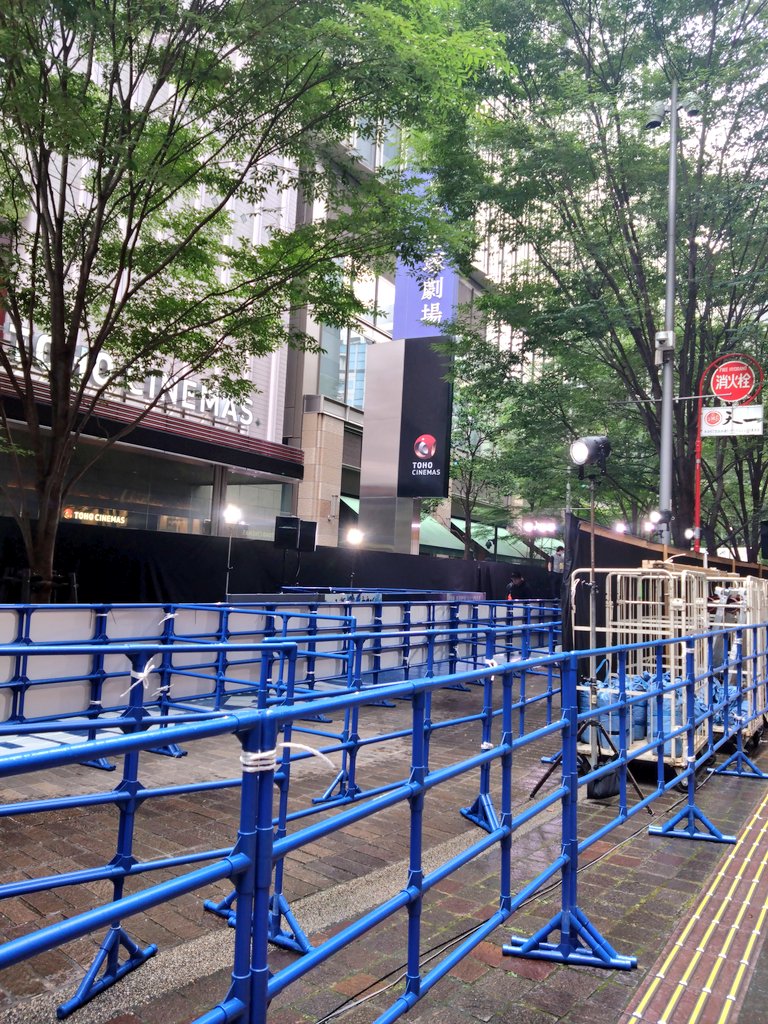 rossa_chanter's tweet photo. 月組さん公演中ですが
月曜日ですのでね
こんな事もあり。
ブルーロックという映画の
ワールドプレミアのようです。
「ブルーカーペット」が、敷かれるらしいです。
生憎の雨ですが……☔
誰か来るのかな
歩くのかな

 #東京宝塚劇場 
 #日比谷シャンテ https://t.co/wCnq3XOxSz