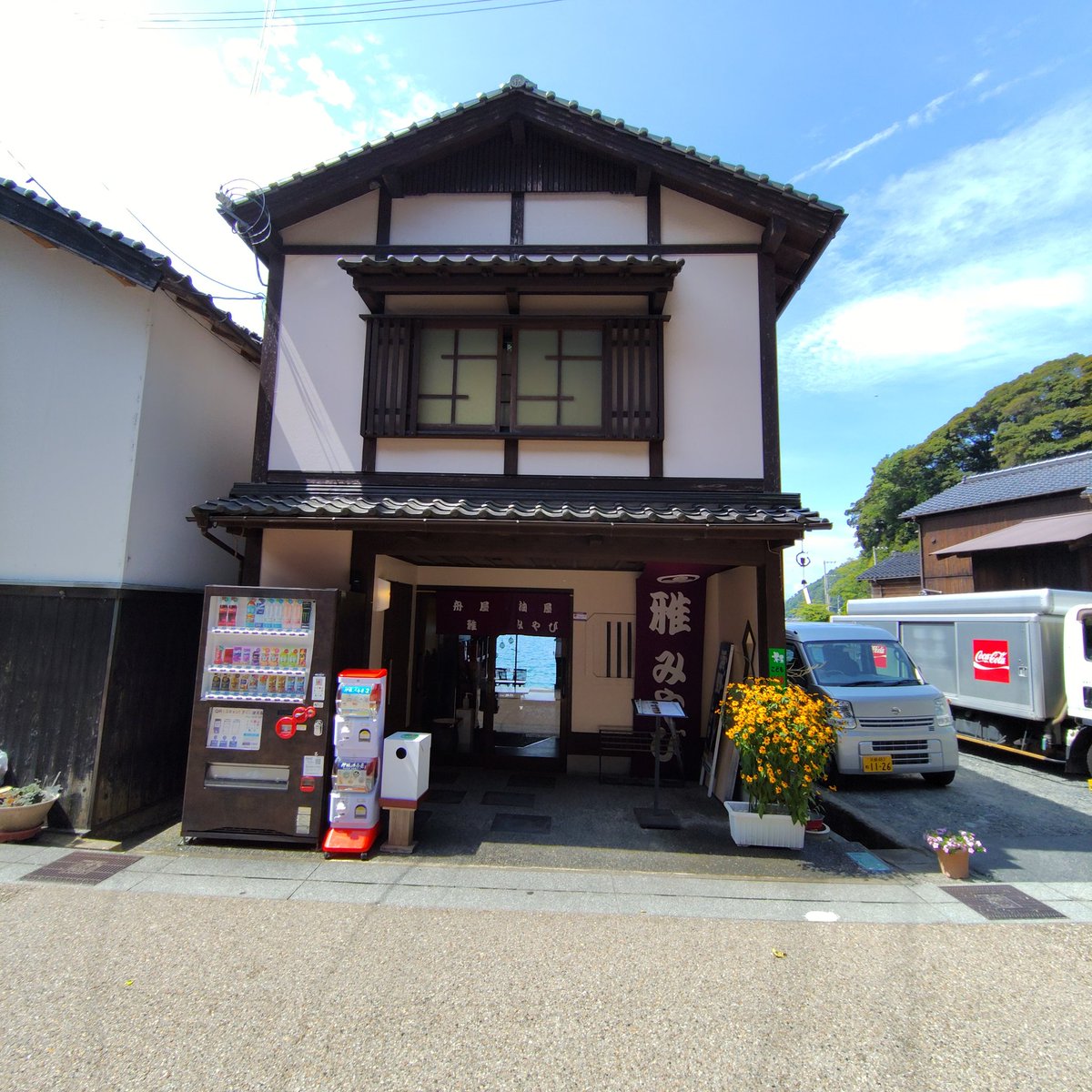 s44guchi's tweet photo. この旅行、一番の目的地‼️
舟屋に到着
今度は船に乗って海から。また、陸から舟屋を
道路側は一見、普通の家だけど海から見れば専用の船のガレージ付き物件。
一度は行ってみたいと思ってたんだよね🎵 https://t.co/751yclwu54