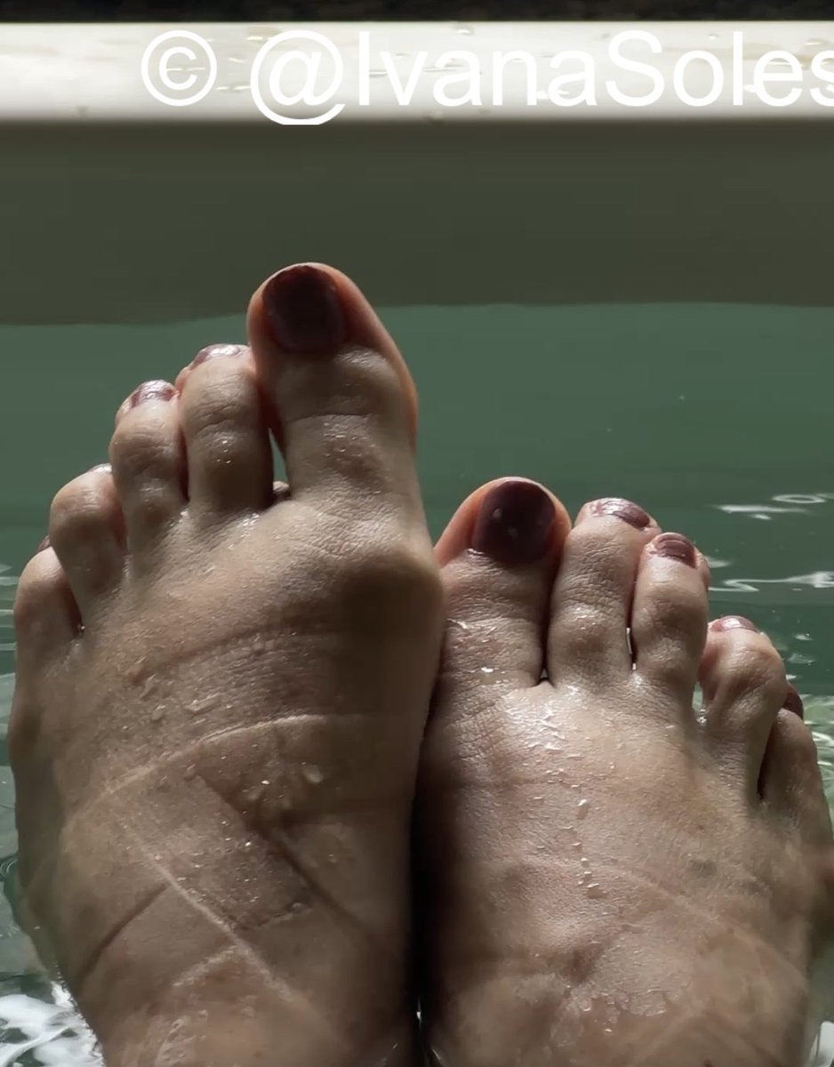 IvanaSoles's tweet photo. After a long, hard day.  Evening soak 🤍✨ https://t.co/w6XdddZqk3