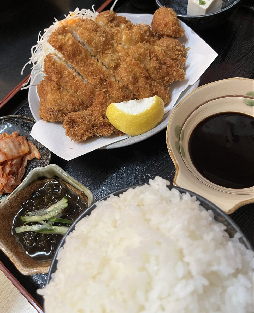 OR_HIROKI's tweet photo. 骨汁を目当てに行った店の骨汁が売り切れてしまってて、かわりに注文したチキンカツ定食が、オモウマい店的な量で出てきてビックリしたけど、出されたものは完食するがポリシーなので、全部食べ切って、動けなくなっているヒロキが本日リリースした新曲は「CURRY食べたい feat.ソイソース」 https://t.co/oTRwn4NsQK