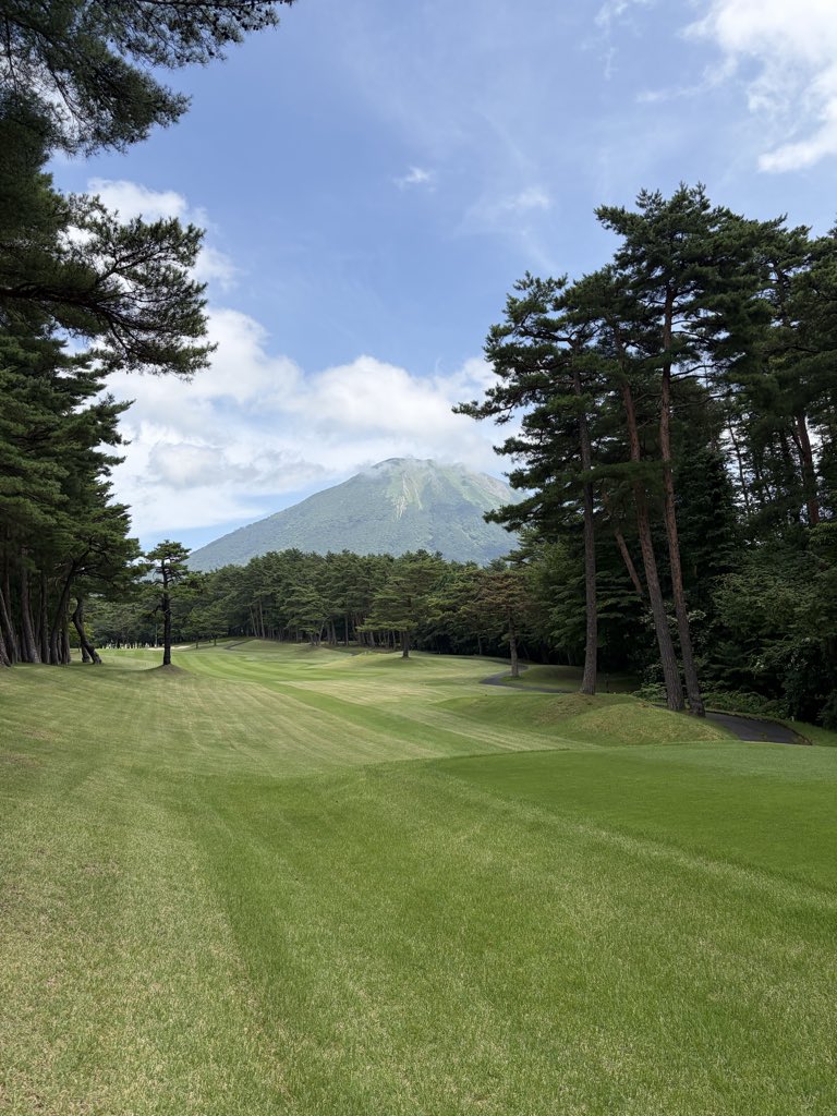 emutake3636's tweet photo. ココリコ遠藤兄さんのコンペ⛳️

鳥取大山の朝は暑いけどサイコー☘️☀️

行ってきます⛳️。•*¨*•.¸🏌️‍♂️

ニアピン賞か入賞🏆取るぞ💪 https://t.co/4NDo7pXPle