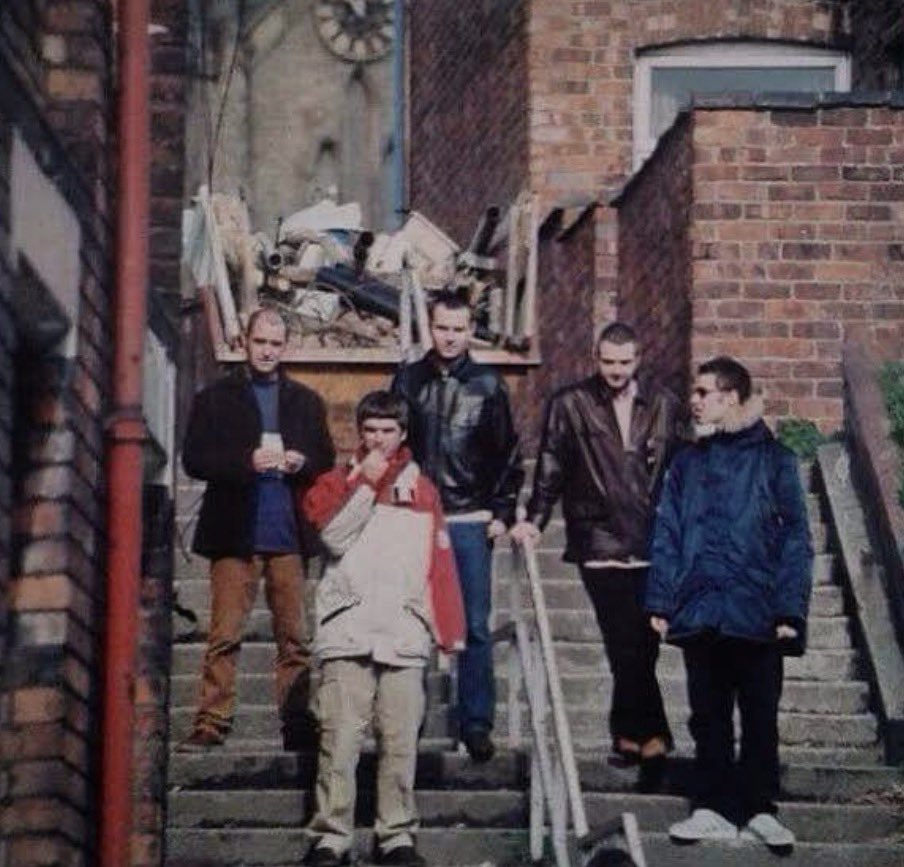 blockdadm's tweet photo. Morro q os diferentões do X br resolveram tirar do cu q Oasis, uma banda q nasceu nos muquifos de Manchester e tinha essa estética nos meados dos anos 90, é banda de playboy. E cada uma viu. https://t.co/xXY2I31uIS