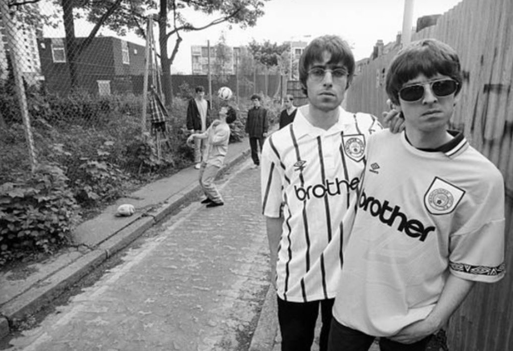 blockdadm's tweet photo. Morro q os diferentões do X br resolveram tirar do cu q Oasis, uma banda q nasceu nos muquifos de Manchester e tinha essa estética nos meados dos anos 90, é banda de playboy. E cada uma viu. https://t.co/xXY2I31uIS