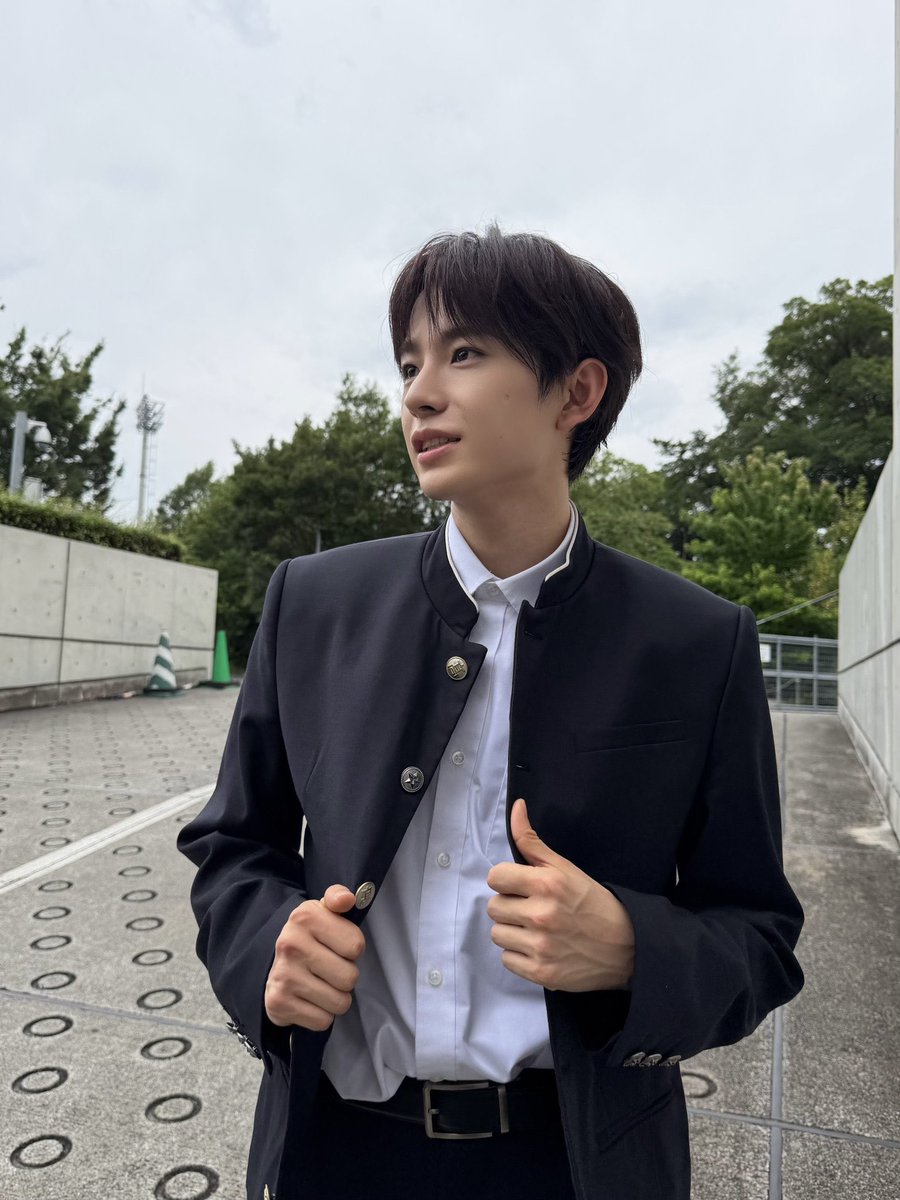 neK0y345's tweet photo. 왼쪽애가 저 떨어진 두번째 단추 오른쪽애한테 주려고 했는데 오른쪽애가 고개를 절레절레 저으면서 거절한 게 포타 얘기가 아니고 실제상황인 거 아는 사람 https://t.co/tzMUhMrgTo