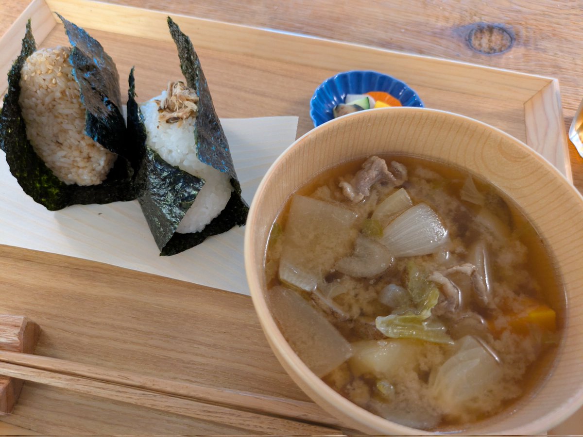 janki87's tweet photo. 東大内で昼食探して
おにぎり2つと豚汁で1400円…！
#インフレ https://t.co/8VgEfhSyYy