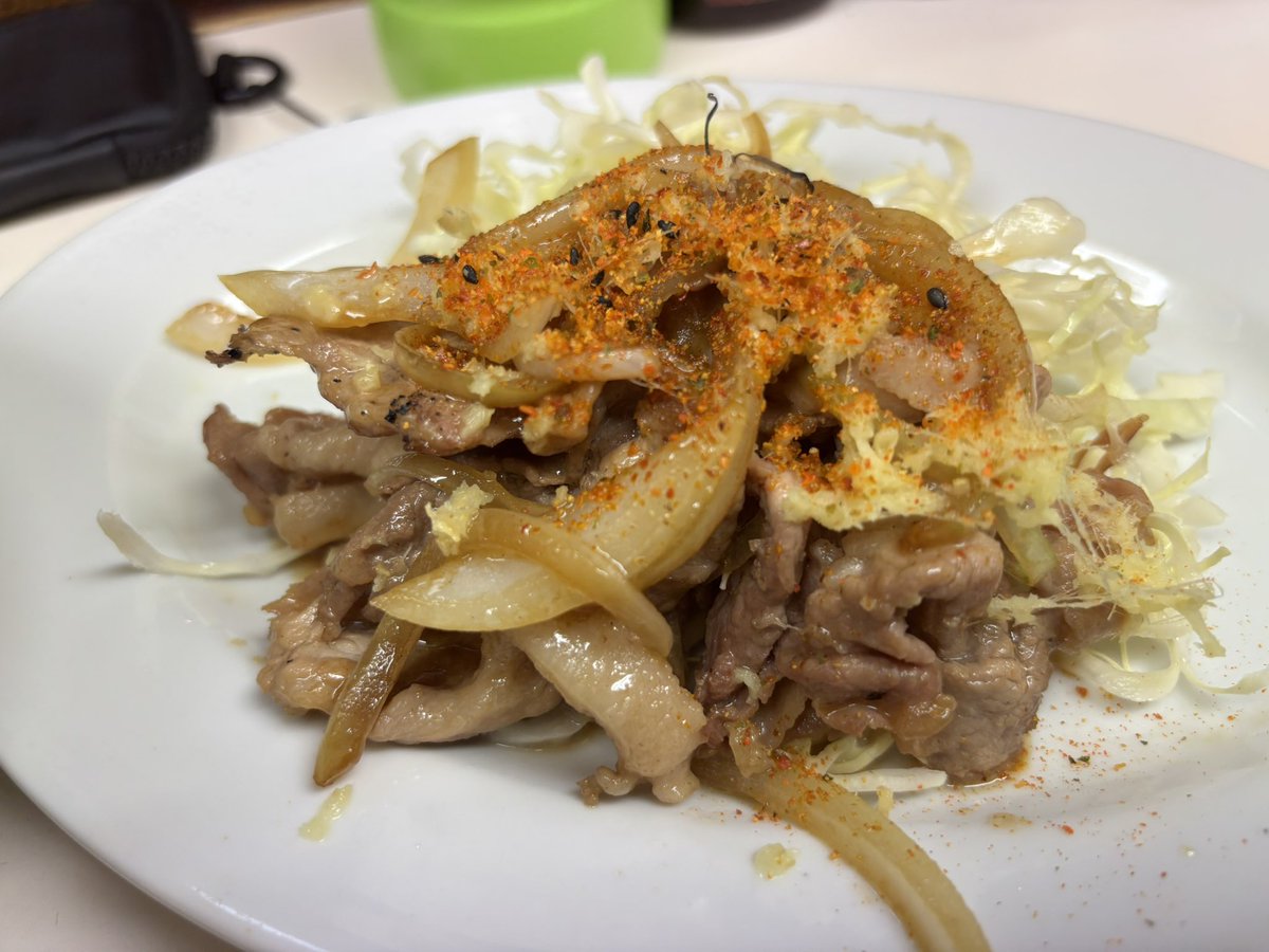 Yy5Sb's tweet photo. 来てみたかった定食屋
高田馬場「食堂ひろ」
おじいちゃんのワンオペ
5人も入れば満員のカウンター
良き。
焼肉ショウガ焼、550円
お新香に味噌汁付き。
この値段で食べられるのがありがたい。
お味噌も豆腐、ネギ、あぶらげ入りですよ。
また来ます。
と言って店を出ました。
ごちそうさまでした。 https://t.co/c70DIG3exl