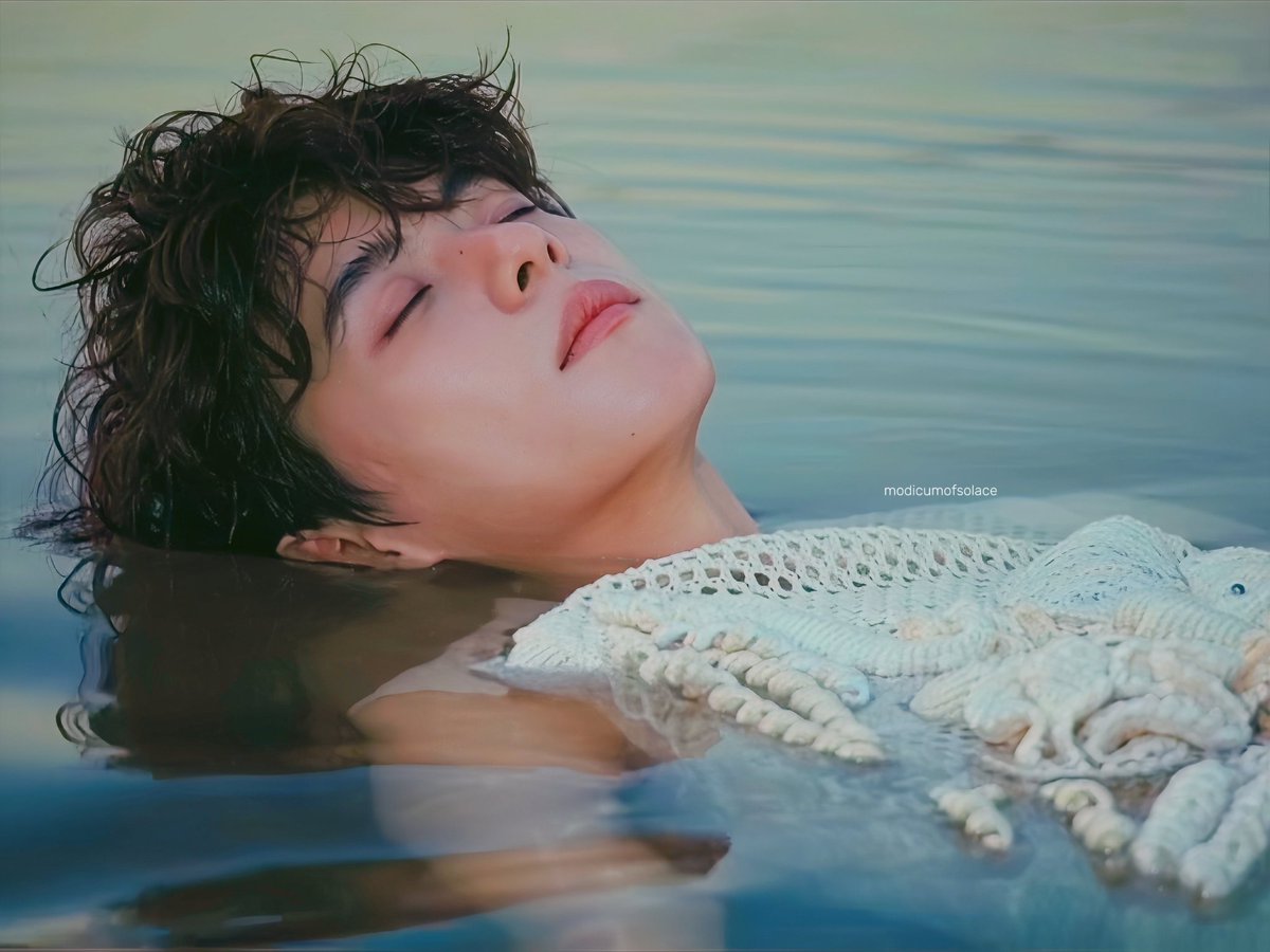 modicumofsolace's tweet photo. Elio's ethereal whimsical beauty, like a painting of Ophelia 

#LyuSitong #aylio https://t.co/Glx88rzPud