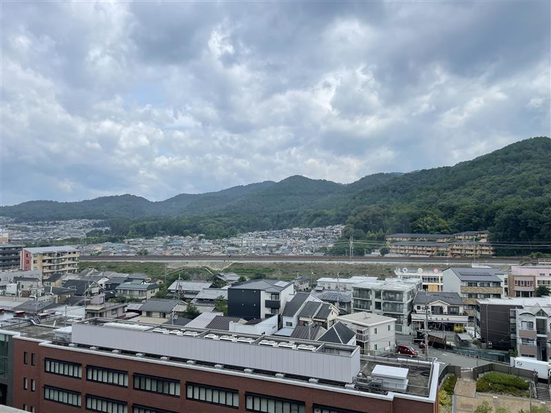KPUofficial's tweet photo. こんにちは！今日の山科は曇りです⛅

梅雨が明けてから暑い日が続きますね🥵
こまめな水分補給を忘れずに、元気に一週間をスタートしましょう！🌟

＃京都薬科大学 https://t.co/lRHUlQZQEA