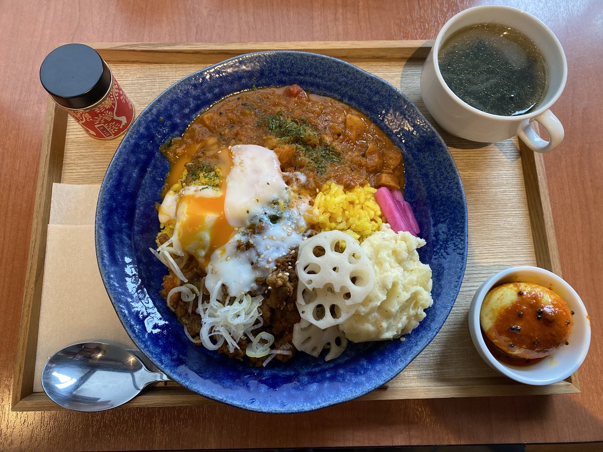April_fooller's tweet photo. おじさんとカレーとソフトクリームと部屋とワイシャツと私

カレーとソフトクリーム/贅沢！2種盛カレー(和風キーマカレー ポークビンダルカレー)大盛 副菜増量 半熟卵のアチャール 日替わりスープ

くせがなく、誰でもおいしいと思える優しいテイスト。ソフトもウリにしてるけどこの日はノーソフト 笑 https://t.co/1OJOvDgeCs