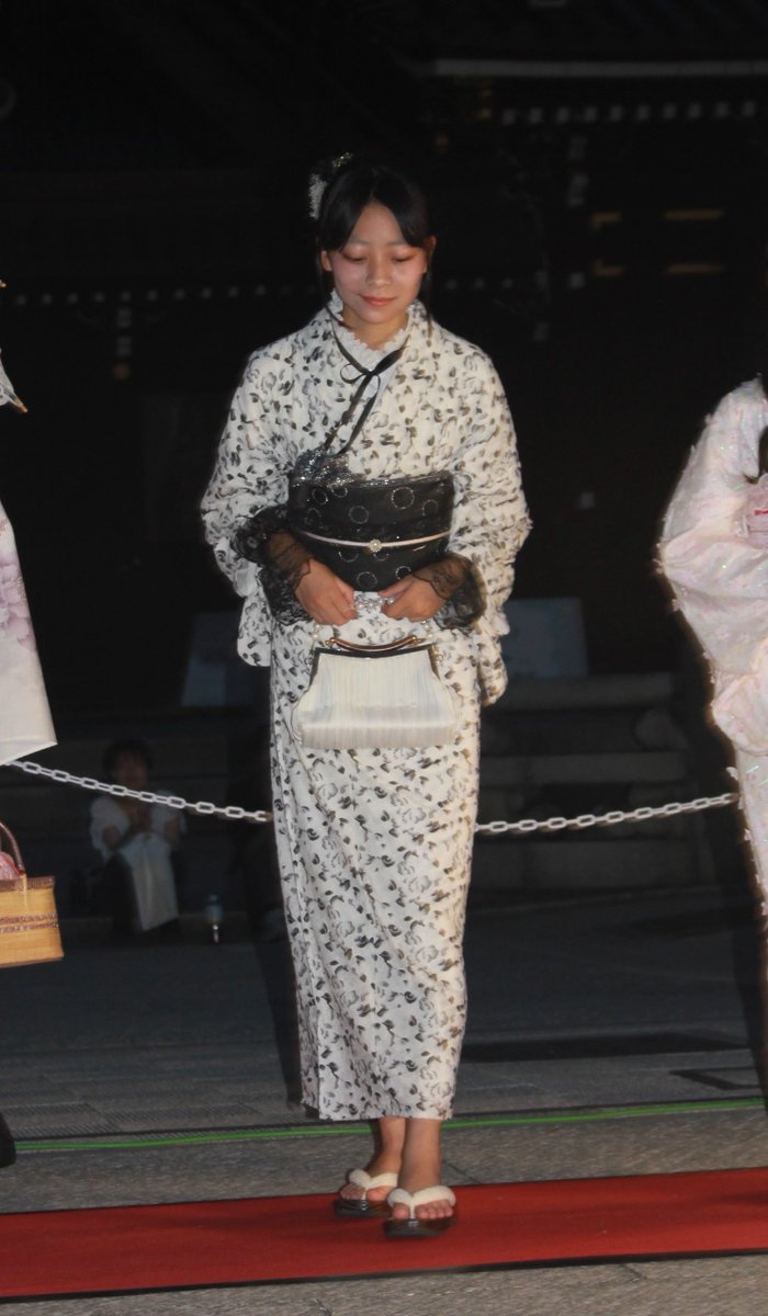 Quodlibet_Aria's tweet photo. 私の一推しの杏樹さん、今年は全体で三度目のファッションショー撮影､其の四。
Laufstegを颯爽とLaufする杏樹さんの『京都浴衣コレクション』に御誘い頂いて昨日7月12日日曜の夜は楽しい一時を。
東本願寺お東さん広場メインステージで華やか・艶やかな浴衣姿の杏樹さんが魅了するLaufsteg、今年の初夏の素敵な思い出です。
ただ、私の持っているデジタル一眼レフ、昔ミスコンヲタを活動時の同じくミスコンヲタの親友から御下がり、一番問題は唐突にシャッターが切れなくなる症状の頻発。今回も拠りによって杏樹さんの撮影で此のシャッターが唐突に切れなくなる現象発生。
杏樹さん小5位に一般の撮影会を引退し基本プロのカメラマン様かリク撮以外、一般の人達が参加出来るのは此の様なファッションショーイベントくらい。今年も杏樹さん出演のファッションショーの催しがあってとっても嬉しかったです。
今後も杏樹さんの気軽に参加出来る催し物あるととってもうれしいです。

#杏樹
#ファッションモデル
#Modemodell
#Fotomodell
#撮影モデル
#13歳
#JC2