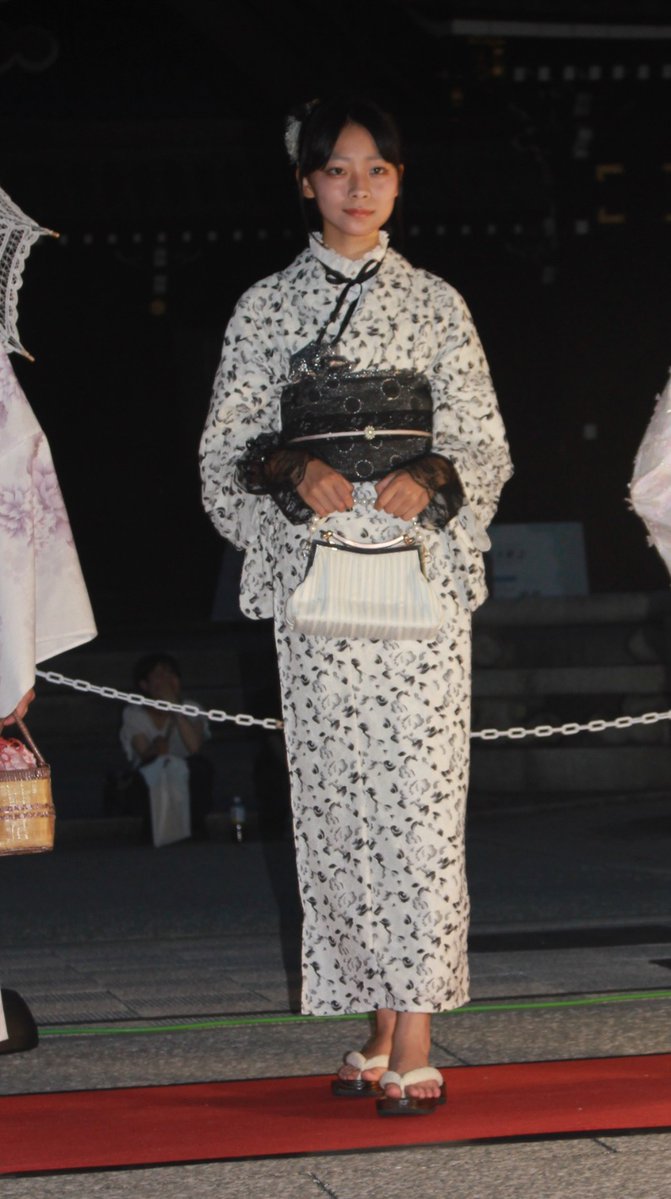 Quodlibet_Aria's tweet photo. 私の一推しの杏樹さん、今年は全体で三度目のファッションショー撮影､其の四。
Laufstegを颯爽とLaufする杏樹さんの『京都浴衣コレクション』に御誘い頂いて昨日7月12日日曜の夜は楽しい一時を。
東本願寺お東さん広場メインステージで華やか・艶やかな浴衣姿の杏樹さんが魅了するLaufsteg、今年の初夏の素敵な思い出です。
ただ、私の持っているデジタル一眼レフ、昔ミスコンヲタを活動時の同じくミスコンヲタの親友から御下がり、一番問題は唐突にシャッターが切れなくなる症状の頻発。今回も拠りによって杏樹さんの撮影で此のシャッターが唐突に切れなくなる現象発生。
杏樹さん小5位に一般の撮影会を引退し基本プロのカメラマン様かリク撮以外、一般の人達が参加出来るのは此の様なファッションショーイベントくらい。今年も杏樹さん出演のファッションショーの催しがあってとっても嬉しかったです。
今後も杏樹さんの気軽に参加出来る催し物あるととってもうれしいです。

#杏樹
#ファッションモデル
#Modemodell
#Fotomodell
#撮影モデル
#13歳
#JC2