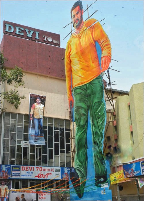SarleNuvvelluuu's tweet photo. 20 years for @tarak9999 anna and @reddysameera and @prakashraaj
Starrer mass entertainer #Ashok
Director: @DirSurender
Music: #Manisharma π
Average At boxoffice.
#Hyderabad - #Devi70 - 50 days (#Chandramukhi)
@baraju_SuperHit @worldNTRfans
#ManofMassesNTR
#20YearsForAshok https://t.co/S1MqFs5LNr