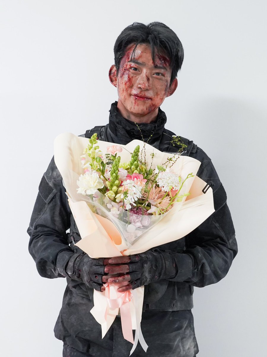 OnMyWay2SeeU's tweet photo. The sweet message on the bow says it all about their close relationship: Congratulations. I love you. I came instead of flowers. 😆

Congrats for a special appearance in Agent Kim Reactivated! 🔥

51k_official IG

#Taecyeon #OkTaecYeon #옥택연 #テギョン #玉澤演 https://t.co/jdMtJBGOGt