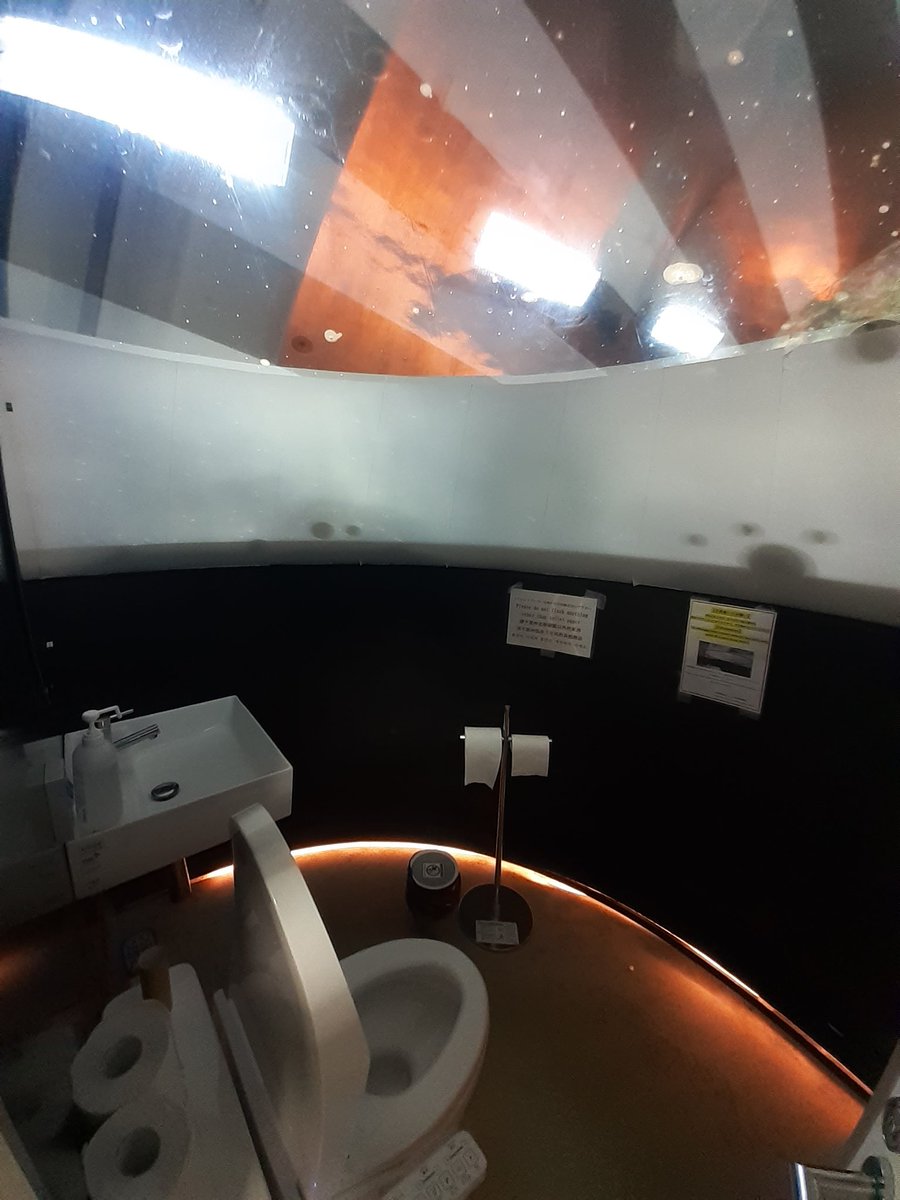 zephe8's tweet photo. トイレの作品はどうやっても撮影者が写るので中だけw
そして噂の「映え」スポット♪
わざわざ足元に水を張って鏡面にしているとの事だったのでビーサン持参で行った所、おステキな写真が撮れました。モデルはツアーバスで隣席だったお嬢さん方← https://t.co/0kxXiVmfIe