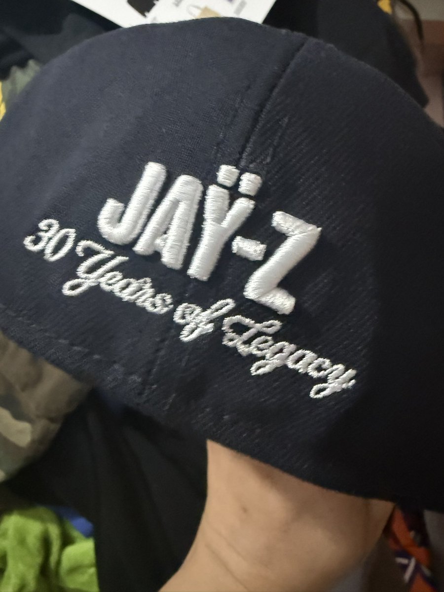 KeithThaShooter's tweet photo. Went to the #JayZ #JayZ30 #PopUpShop ! #YankeesStadium Copped a couple things ! Crew neck Fitted and Pin’s for the fitted ! https://t.co/wDPqVJdlrA