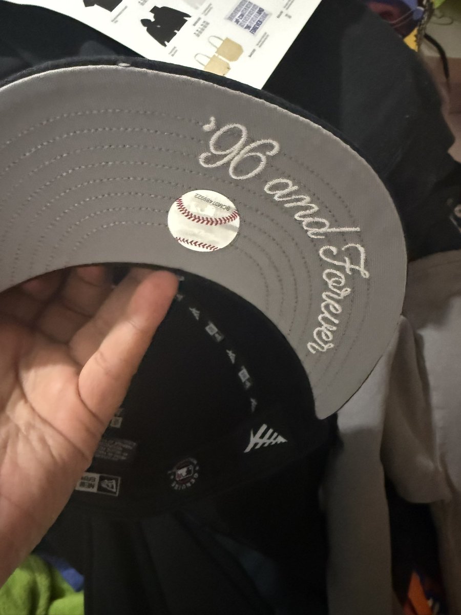 KeithThaShooter's tweet photo. Went to the #JayZ #JayZ30 #PopUpShop ! #YankeesStadium Copped a couple things ! Crew neck Fitted and Pin’s for the fitted ! https://t.co/wDPqVJdlrA