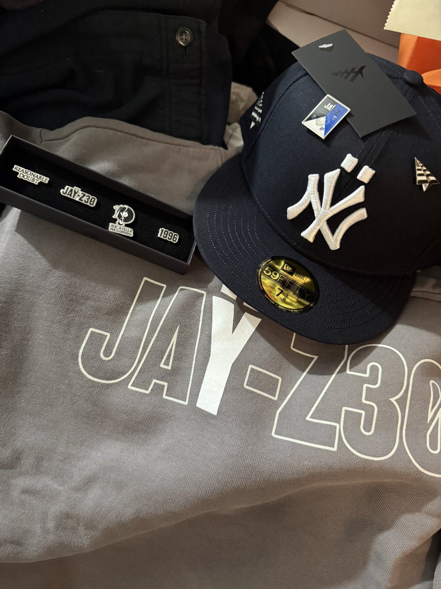 KeithThaShooter's tweet photo. Went to the #JayZ #JayZ30 #PopUpShop ! #YankeesStadium Copped a couple things ! Crew neck Fitted and Pin’s for the fitted ! https://t.co/wDPqVJdlrA