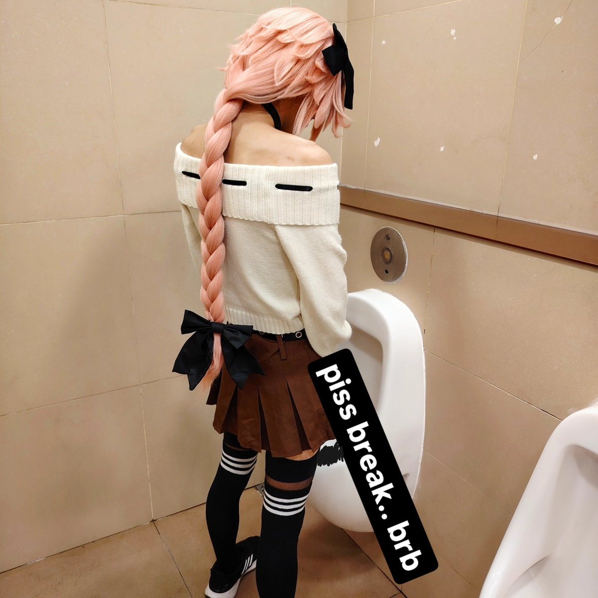 lexiefemboi's tweet photo. 男 Coser 穿女装的时候想上厕所。😭😭😭
直接把裙子掀起来就好了 🌝
Men cosplayers when they need to pee but they're wearing girl clothes...
Just lift up the skirt 😗
#femboy #伪娘 #男の娘 #femboys #crossdresser #astolfo #astolfocosplay https://t.co/glWtryBjgQ
