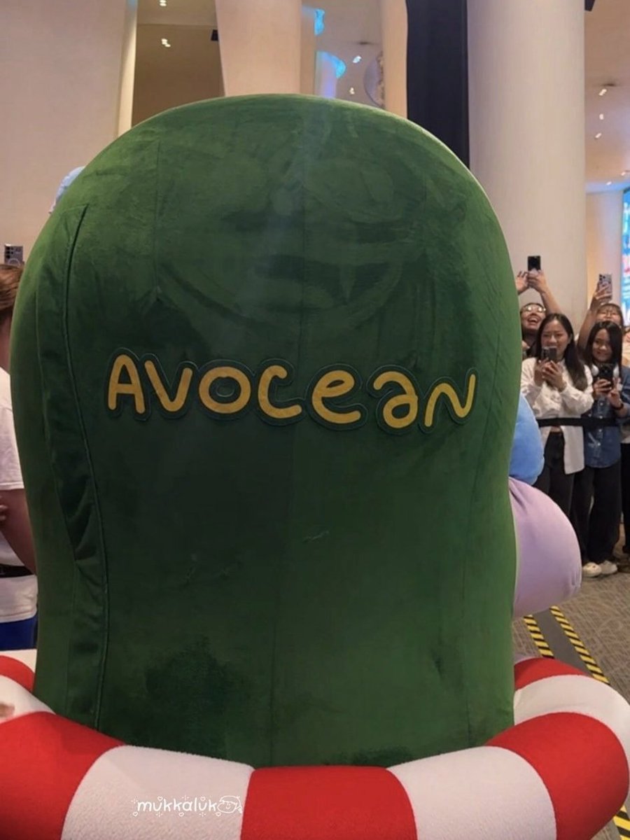 ColdCCook's tweet photo. Why is there a big face printed on the back of my head?
#AVOCEAN #TOMAFOX https://t.co/tMIEgp5kRB