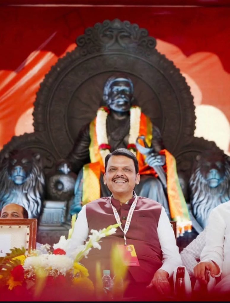 SunainaHoley's tweet photo. देवेंद्र फडणवीस यांच्या नावावर आणखी एक विक्रम, शरद पवारांना सोडले मागे..

ठरले सर्वाधिक काळ राहिलेले राज्याच्या इतिहासातील तिसरे मुख्यमंत्री.

देवेंद्र फडणवीस यांच्या 31 ऑक्टोबर 2014 ते 12 जुलै 2026 पर्यंतचा मुख्यमंत्रीपदाचा एकूण कार्यकाळ सुमारे 6 वर्षे 7 महिने (2430 दिवस) इतका होतो.

महाराष्ट्रातील सर्वाधिक काळ मुख्यमंत्री राहिलेल्या नेत्यांच्या यादीत त्यांचे स्थान :

1) वसंतराव नाईक : 11 वर्षे 78 दिवस. (4096 दिवस)

2) विलासराव देशमुख : सुमारे 7 वर्षे 129 दिवस (2686 दिवस)

3) देवेंद्र फडणवीस : सुमारे 6 वर्षे 7 महिने (12 जुलै 2026 पर्यंत 2430 दिवस आणि कार्यकाळ सुरू असल्याने रोज वाढ)

4) शरद पवार : सुमारे 6 वर्षे 221 दिवस (2412 दिवस)

@PawarSpeaks सर्वाधिक चारवेळा मुख्यमंत्री झाले असले तरी, ते एकही टर्म पूर्ण करू शकले नाहीत. देवेंद्र फडणवीस हे 3 वेळा मुख्यमंत्री झाले आहेत. पहिली टर्म त्यांनी पूर्ण केली, दुसरी 6 दिवसांची ठरली तर तिसरी सद्या सुरू आहे आणि त्याला 12 जुलै 2026 पर्यंत 585 दिवस पूर्ण झाले आहेत. 

महाराष्ट्राच्या इतिहासातील आता तिसऱ्या क्रमांकाचे सर्वाधिक काळ मुख्यमंत्री राहिलेले नेते @Dev_Fadnavis झाले आहेत.