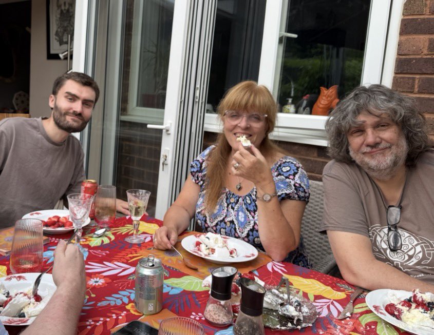 MaraLeftlung's tweet photo. @ZoeGutier is it #impossible to make #friends in the #UK, @ZoeGutier?
Shut the front door, #Brits R #wonderful and #friendly as one could be.
pls do explain to me why their #politeness is #superficial and/or #false?
Born+bred in #Spain , but lived in #USA for a year, in UK since 1999 🤔 https://t.co/z37MzBsiTV