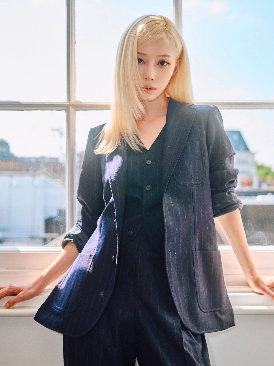 hourlykwinter's tweet photo. vogue korea update with winter https://t.co/JgTkpmqQqb