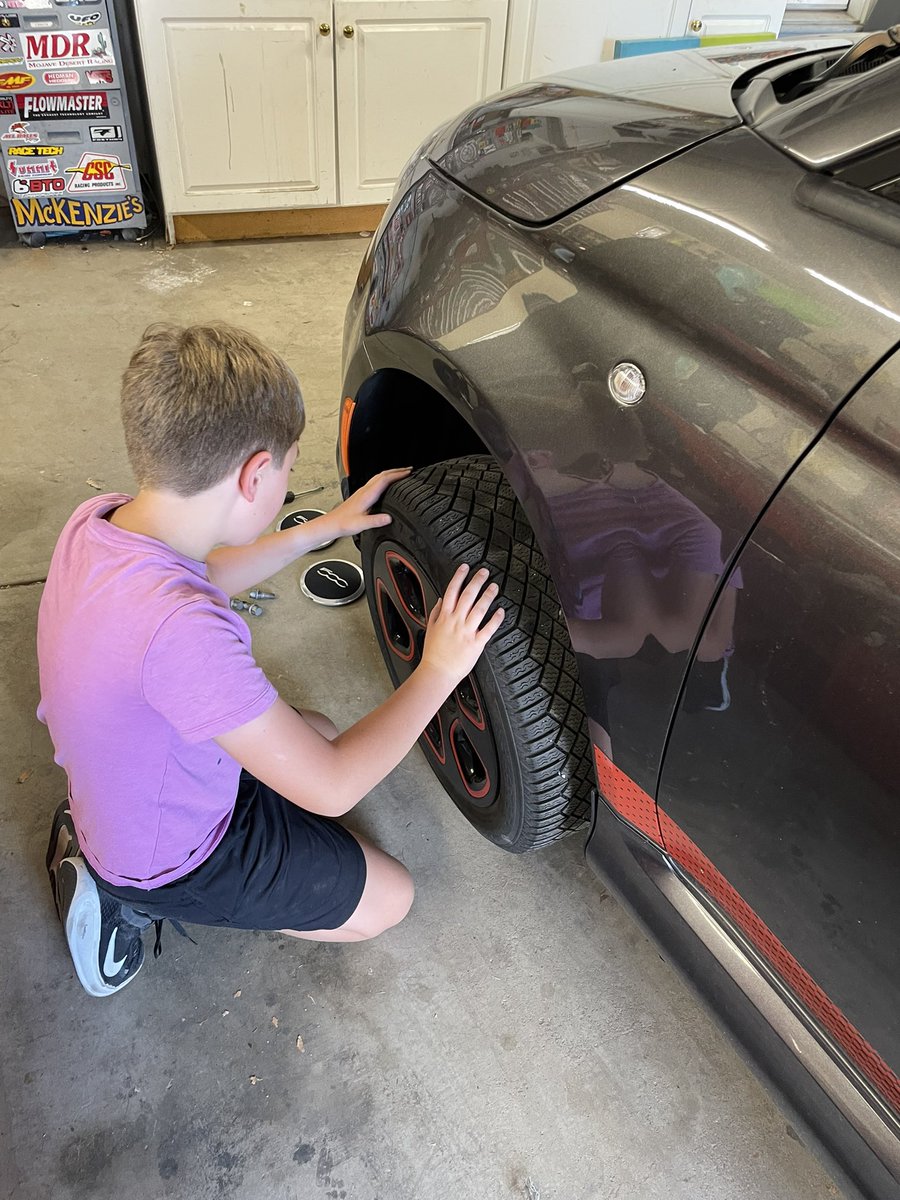 xiondavis's tweet photo. After a 11-year development cycle, my autonomous tire changer is fully functional. https://t.co/WzUM0dR6LP