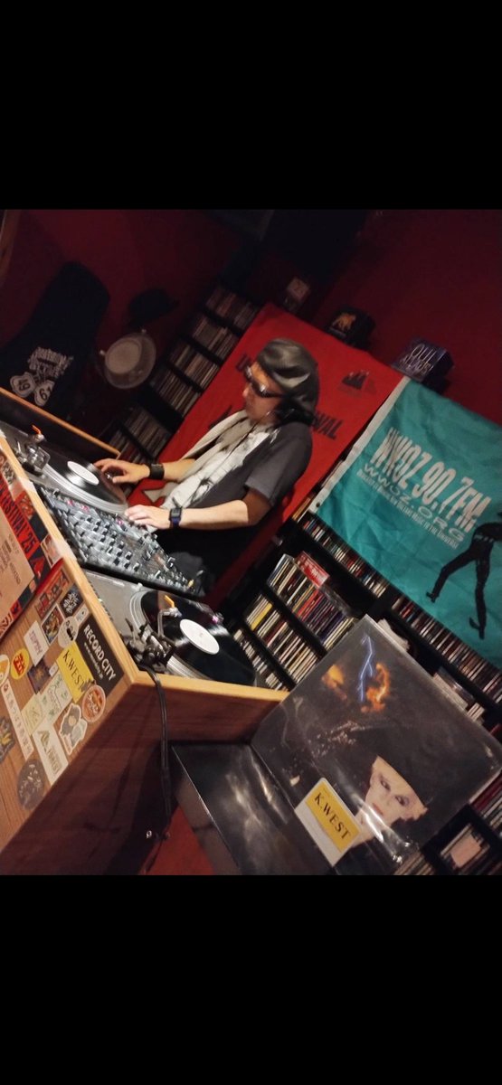 Dj_Koki_Abe's tweet photo. 今度の日曜開催です
DJブースはレコードのみですが、デヴィッド・ボウイ関連のレコード持ち込み頂ければリクエストOKです
前回はこんなレコードの持ち込みが(写真①)

The Periodic Table of David Bowie 
2026/7/19  ¥1000 +1 Drink Order 
17:00-21:00  K.WEST 
東京都新宿区矢来町122番地B1 https://t.co/5Q10CxNg4N