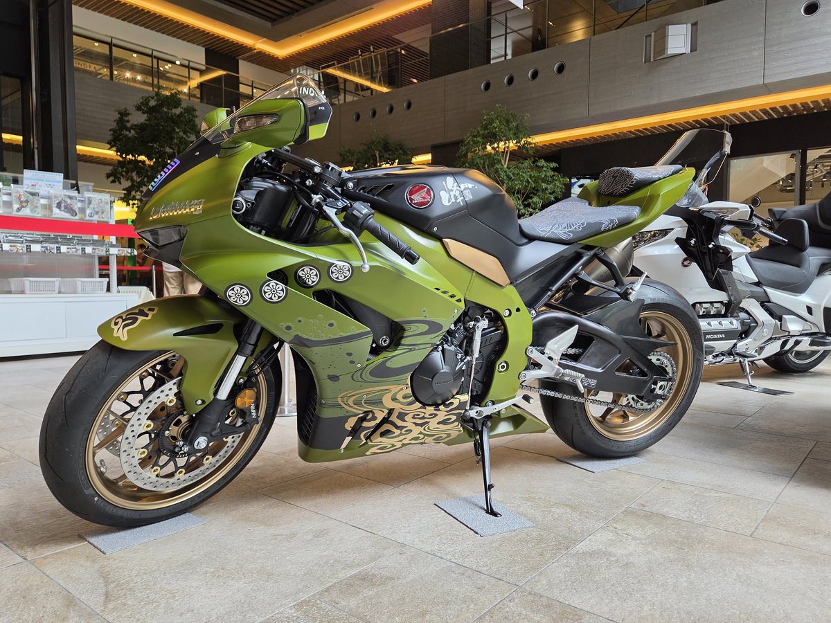 fusuma35's tweet photo. ラッピングバイクかっこよすぎた https://t.co/YnOqjvlZ4t