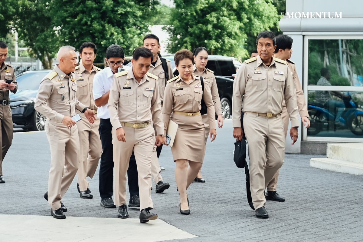 themomentumco's tweet photo. ‘อนุทิน’ เปิดประชุมสภา กทม.นัดแรก เตรียมเลือก ‘เนอส’ พรรคประชาชน นั่งประธานสภา กทม. ปชป.เสนอขอโหวตแบบลับ

วันนี้ (13 กรกฎาคม 2569) ที่ห้องประชุมสภากรุงเทพมหานคร อาคารไอราวัตพัฒนา ศาลาว่าการกรุงเทพมหานคร 2 ดินแดง อนุทิน ชาญวีรกูล นายกรัฐมนตรีและรัฐมนตรีว่าการกระทรวงมหาดไทย เป็นประธานเปิดการประชุมสภากรุงเทพมหานคร (สภา กทม.) ครั้งแรก ภายหลังการเลือกตั้งสมาชิกสภากรุงเทพมหานคร (สก.) เมื่อวันที่ 28 มิถุนายนที่ผ่านมา

การประชุมมี สก.จากทั้ง 50 เขตเข้าร่วม พร้อมด้วย ชัชชาติ สิทธิพันธุ์ ผู้ว่าราชการกรุงเทพมหานคร (ผู้ว่าฯ กทม.) คณะรองผู้ว่าฯ กทม. ผู้บริหาร และหัวหน้าหน่วยงานของ กทม.

วาระสำคัญของการประชุมวันนี้คือ การปฏิญาณตนของสมาชิกก่อนเข้าปฏิบัติหน้าที่ รวมถึงการเลือกประธาน และรองประธานสภา กทม. 2 คน

ทั้งนี้ แนวร่วม สก. 37 คน ประกอบด้วย สก.พรรคประชาชน 22 คน กลุ่มคนทำงาน 11 คน และ สก.อิสระ 4 คน ประกาศสนับสนุน เนอส-ภัทราภรณ์ เก่งรุ่งเรืองชัย สก.เขตบางซื่อ พรรคประชาชน ให้ดำรงตำแหน่งประธานสภา กทม.

ขณะที่ตำแหน่งรองประธานสภา กทม.คนที่ 1 เสนอชื่อ เนติภูมิ มิ่งรุจิราลัย สก.เขตบึงกุ่ม กลุ่มคนทำงาน และตำแหน่งรองประธานสภา กทม.คนที่ 2 เสนอชื่อ นริสสร แสงแก้ว สก.เขตบางเขน สังกัดอิสระ

ทั้งนี้ ก่อนการโหวตประธานสภา กทม.มีการถกเถียงกันกว่าครึ่งชั่วโมง โดย สก.จากพรรคประชาธิปัตย์ เสนอให้ลงคะแนนแบบลับ

ก่อนเข้าสู่วาระการประชุม ผู้เข้าร่วมประชุมได้ยืนสงบนิ่งเพื่อไว้อาลัยแก่ผู้เสียชีวิตจากเหตุเพลิงไหม้โรงเบียร์ ณ ลาดพร้าว บริเวณใกล้ห้าแยกลาดพร้าว ซึ่งเกิดขึ้นเมื่อช่วงกลางดึกวันที่ 12 กรกฎาคม ต่อเนื่องถึงช่วงหลังเที่ยงคืนที่ผ่านมา ส่งผลให้มีผู้บาดเจ็บและเสียชีวิตจำนวนมาก

ภาพ: นนท์ มีวัฒนานนท์

#TheMomentum #สก #กรุงเทพมหานคร #สกเนอส #ชัชชาติ