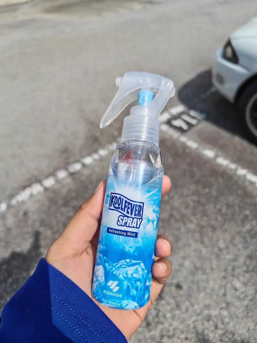 ratjunmuu's tweet photo. AKU KIRA CUMA GIMMICK... SAMPAI ORANG DI SEBELAH NANYA "KOK KAMU NGGAK KERINGETAN?" 😭❄️
Karena aku bawa semprotan ini, rasanya kayak kena AC portable. Panas-panasan jadi nggak nyiksa lagi. 🥶 https://t.co/oK7ooGaw9X