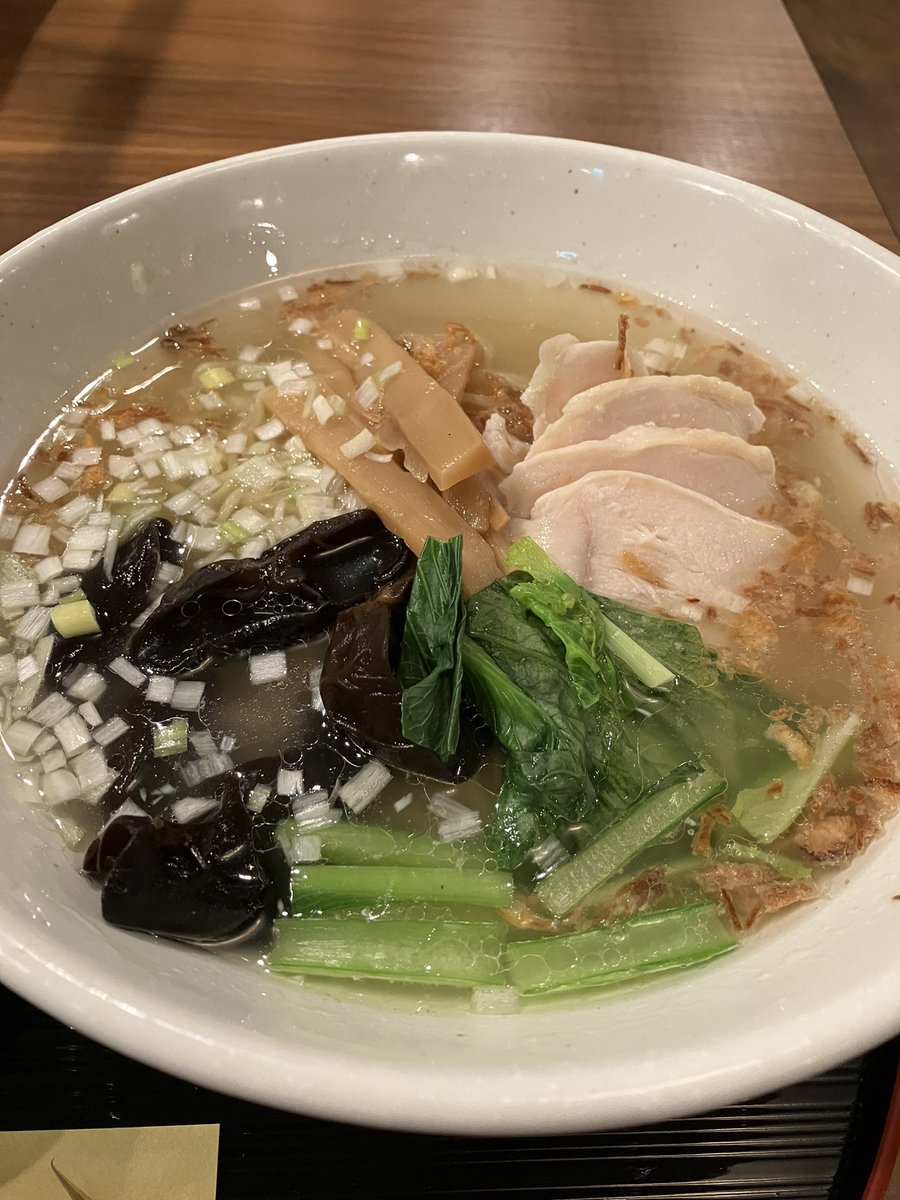 kazzkix's tweet photo. 本日休日、昼メシはたけくま。優しいスープの鶏塩ラーメンが旨すぎる😋 https://t.co/LpGe65h5SE