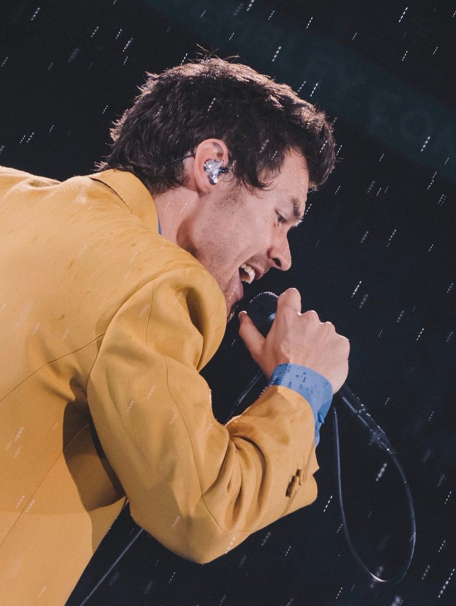 WhyLarryIsReal tweet media