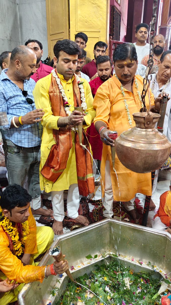 AbhishekJhaNITP's tweet photo. ॐ नमः शिवाय।
ॐ त्र्यम्बकं यजामहे सुगन्धिं पुष्टिवर्धनम्।
उर्वारुकमिव बन्धनान्मृत्योर्मुक्षीय मामृतात्॥

दिनांक 12 जुलाई 2026 को बाबा गरीबनाथ की पावन नगरी मुजफ्फरपुर में देवाधिदेव महादेव के श्रीचरणों में उपस्थित होकर रुद्राभिषेक करने, विधिवत पूजन-अर्चन एवं बाबा औघड़दानी का आशीर्वाद प्राप्त करने के पश्चात तिरहुत स्नातक निर्वाचन क्षेत्र से बिहार विधान परिषद चुनाव 2026 हेतु NDA समर्थित प्रत्याशी के रूप में अपने चुनावी अभियान के साथ साथ मतदाता मिलन समारोह का शुभारंभ किया।🌹🌹
महादेव से यही प्रार्थना की कि वे मुझे सदैव सत्य, सेवा, समर्पण और जनकल्याण के मार्ग पर चलने की शक्ति प्रदान करें।🙏🙏
जनता दल (यूनाइटेड) के प्रदेश प्रवक्ता के रूप में मैंने सदैव पूरी निष्ठा, ईमानदारी और प्रतिबद्धता के साथ अपनी जिम्मेदारियों का निर्वहन करने का प्रयास किया है। अब आप सभी सम्मानित स्नातक साथियों के आशीर्वाद और विश्वास के साथ तिरहुत के प्रत्येक स्नातक भाई-बहन की आवाज़ को प्रभावी ढंग से उठाने तथा उनके अधिकारों, सम्मान और हितों के लिए निरंतर कार्य करने का संकल्प लेकर आगे बढ़ रहा हूँ।
मुझे पूर्ण विश्वास है कि आपका स्नेह, विश्वास और आशीर्वाद इस लोकतांत्रिक यात्रा में मुझे अवश्य प्राप्त होगा। आइए, हम सब मिलकर तिरहुत स्नातक क्षेत्र के उज्ज्वल, सशक्त और विकासोन्मुख भविष्य का निर्माण करें।🙏🙏
हर हर महादेव! 🔱

अभिषेक झा 
प्रदेश प्रवक्ता, जदयू
NDA समर्थित जदयू प्रत्याशी,
तिरहुत स्नातक निर्वाचन क्षेत्र MLC चुनाव 2026

#HarHarMahadev #BabaGaribNath #TirhutSnatak #MLCElection2026 #NDA #JDU #AbhishekJha #SevaSamarpan #Bihar