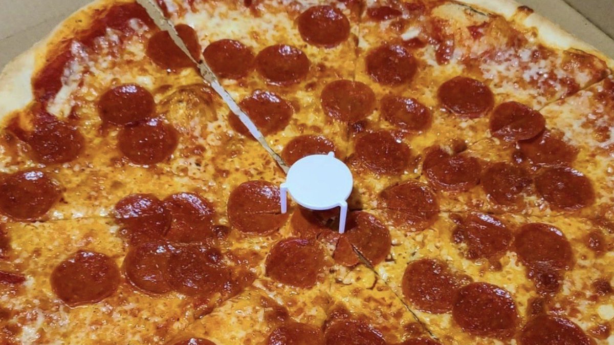 shobhitic's tweet photo. Remember the plastic table that comes with pizza delivery?

They've removed it's top to cut costs 😞 https://t.co/Yxos9ebTYJ