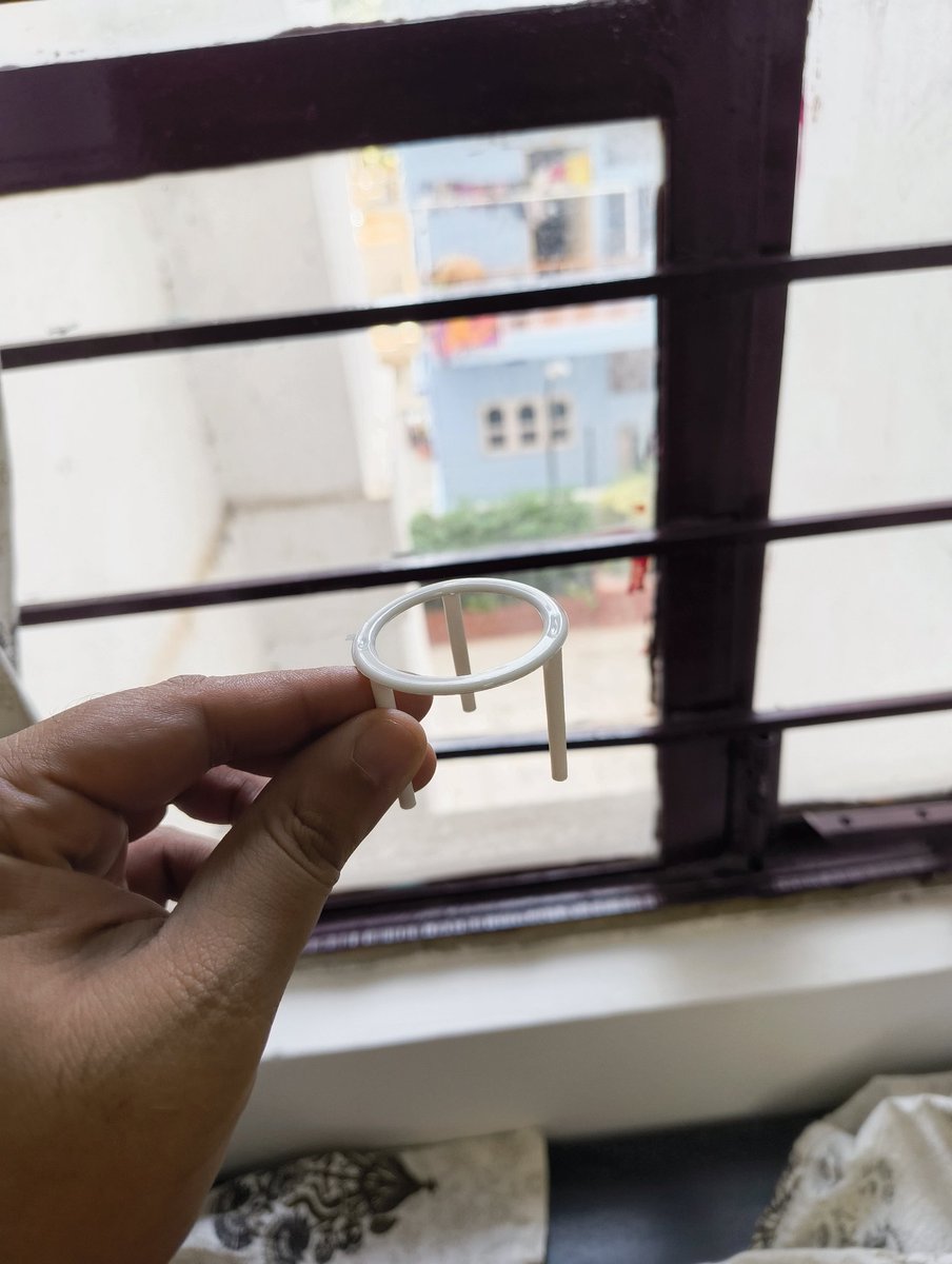 shobhitic's tweet photo. Remember the plastic table that comes with pizza delivery?

They've removed it's top to cut costs 😞 https://t.co/Yxos9ebTYJ