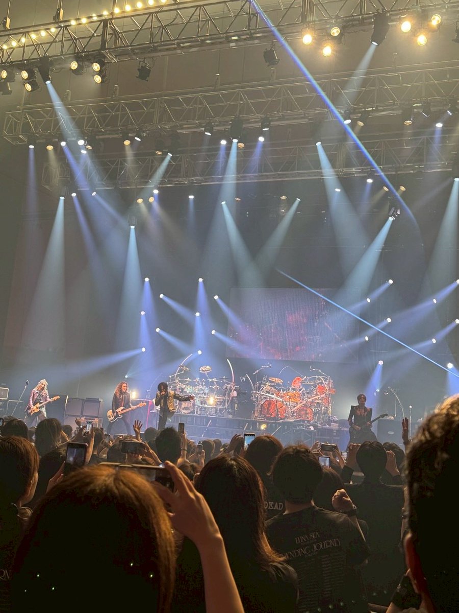 ayapurinko's tweet photo. ライティングでガラリと雰囲気変わって素敵🌙🍊🧡✨
 #LUNAPIC
 #LUNASEA
 #パシフィコ横浜
 #淳士 https://t.co/kmSuhfi3H5