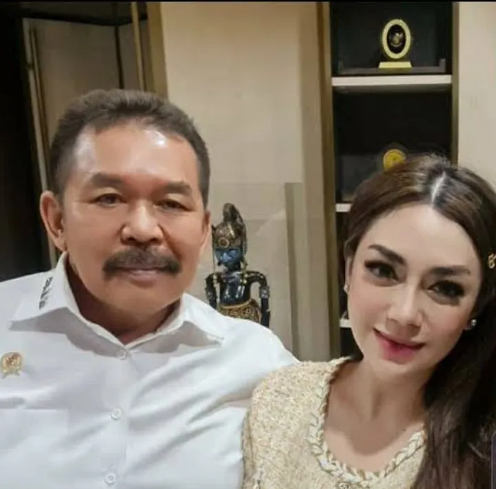 txtklsmenengah's tweet photo. Profil & Kontroversi Jaksa Agung ST Burhanuddin

- Menjabat sbg Jaksa Agung sejak diangkat oleh Presiden Jokowi pada Oktober 2019 (Menjabat hampir 7 tahun sampai saat ini)

- Harta Kekayaannya 12 Miliar (LHKPN 2025)

- Ia adalah adik kandung politikus PDIP, TB Hasanuddin

- Namanya sempat terseret isu penerimaan dana Rp 500 juta dalam dugaan korupsi tambang nikel di Sulawesi Tenggara

- Dikabarkan memiliki kedekatan dengan artis Celine Evangelista

- Inisial namanya ("BR") muncul dalam dokumen action plan suap Jaksa Pinangki (kasus Djoko Tjandra). Burhanuddin membantah keterlibatan dan memproses kasus tersebut secara terbuka hingga Pinangki divonis bersalah

- Pada pertengahan 2025, ia sempat dirumorkan mundur dari jabatannya, namun ia membantah keras kabar tersebut.

Apakah isu mundurnya berkaitan dengan Kasus Korupsi dan Pencucian Uang ex-Jampidsus, Febrie Adriansyah ??