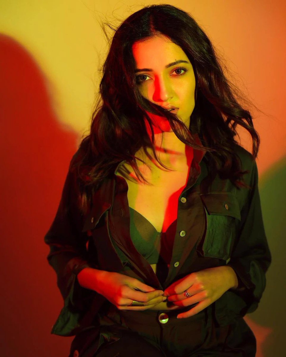Rukminisays's tweet photo. Beauty with Hotness 🔥 https://t.co/X4WQK70GMl