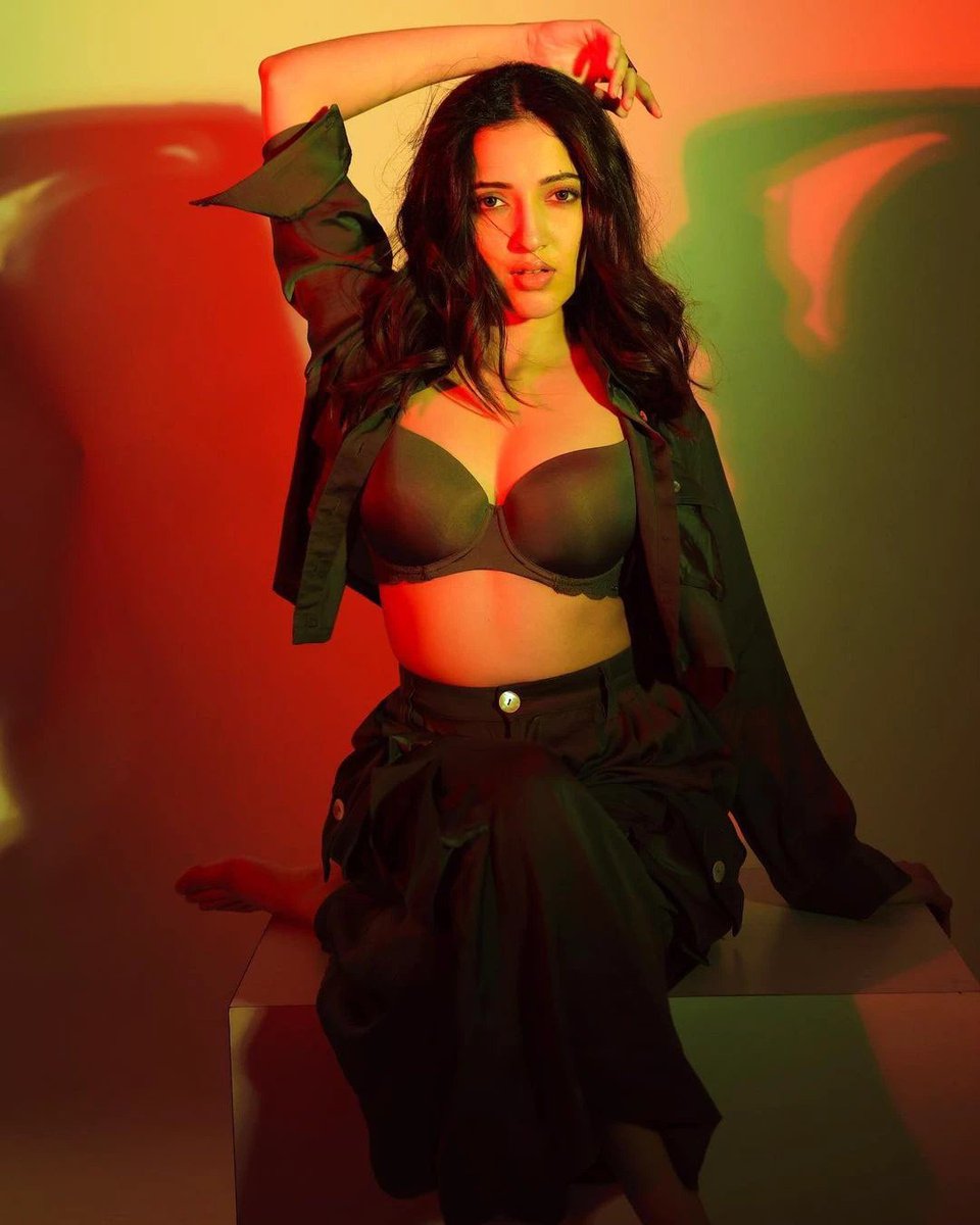 Rukminisays's tweet photo. Beauty with Hotness 🔥 https://t.co/X4WQK70GMl