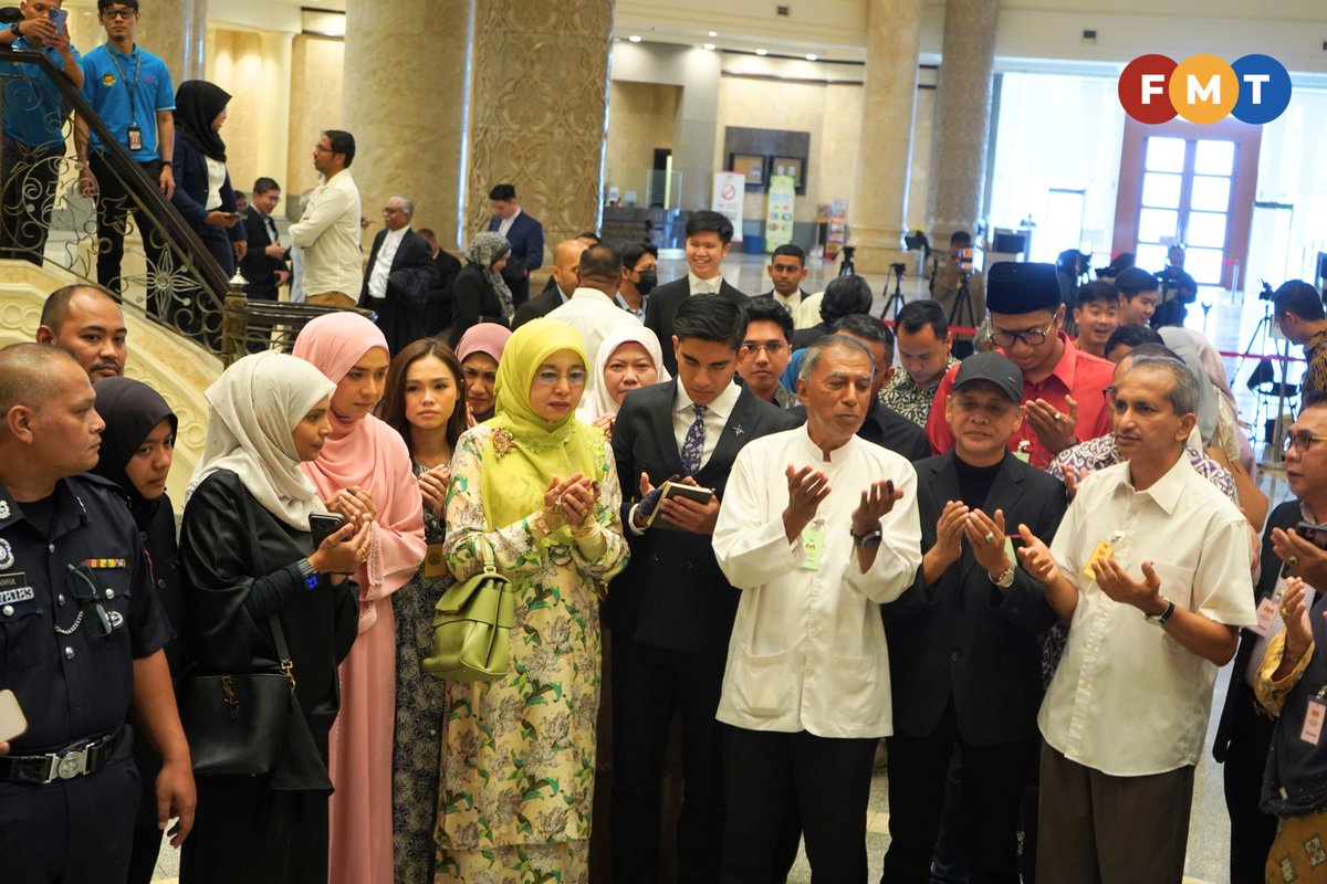 fmtoday's tweet photo. #FMTLens Muar MP Syed Saddiq Syed Abdul Rahman and his family performed the sujud syukur after the Federal Court upheld his acquittal in a split decision.

📷 : Hizami Safri

(1/2) https://t.co/3qE0eebien