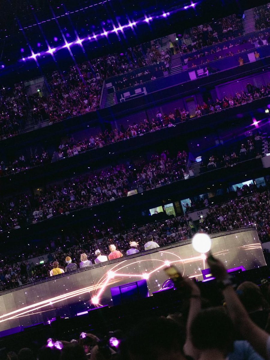 sawok_2min's tweet photo. #RM กล่าวสรุปถึงความหมายของทัวร์ครั้งนี้ที่มีต่อทั้ง #BTS และ #ARMY ว่า

"ทุกครั้งที่อัลบั้มถูกปล่อยออกมา ผมมักรู้สึกว่ามันไม่ใช่ของพวกเราอีกต่อไปแล้ว การตีความและความรู้สึกที่มีต่อผลงานนั้น เป็นหน้าที่ของผู้ฟังและผู้ชมอย่างแท้จริง แม้ตอนนี้ผมจะยังไม่อาจพูดได้อย่างมั่นใจ แต่ผมรู้สึกว่าทั้งในฐานะศิลปินและในฐานะคนคนหนึ่ง ผมกำลังก้าวไปสู่ก้าวต่อไปของชีวิต เพียงแต่ยังไม่รู้ว่าก้าวนั้นจะพาเราไปในทิศทางไหน"

การเล่าเรื่องราวของ "พวกเรา ณ ที่นี่ ในเวลานี้" ผ่านเสียงเพลง การพิสูจน์มันบนเวที และร่วมกันค้นหาความหมายของมันไปกับ ARMY
แม้จะยังไม่มีใครรู้ว่าหลังจากข้ามภูเขาลูกนี้ไป จะมีอะไรรออยู่ข้างหน้า
แต่ BTS ก็ยังคงเดินหน้าเปิดบทใหม่ของชีวิต ด้วยวิธีการแบบเดียวกับที่พวกเขาเชื่อมั่นและยึดถือมาตลอด 💜