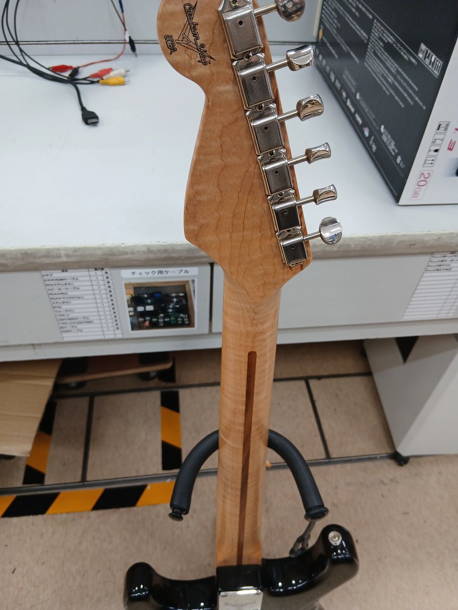 hardoffmitachi's tweet photo. 美しい木目のFenderCustomShop���ギターをお持ち込み頂きました。ボリュームツマミに大きなガリやフレットが化なり摩耗してますが木材は良い状態です!
#ハードオフ #Fender #Customshop #clapton https://t.co/7grB9wUCTY