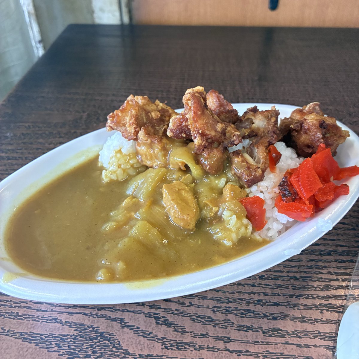 chanpkushit's tweet photo. 浦和競馬名物、黄色いカレー。 https://t.co/jkq8KMLUsH