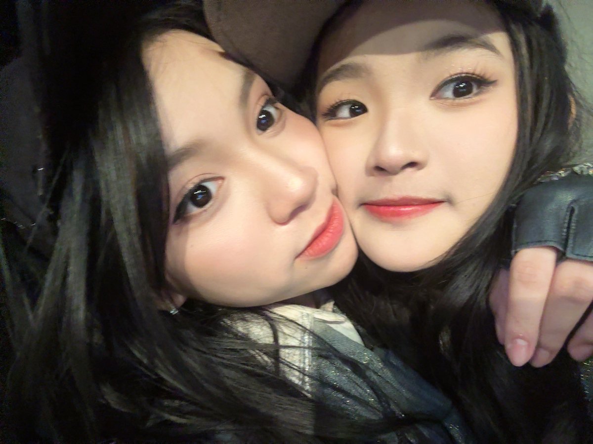 char0lines_'s tweet photo. kali ini yang nyebelin bukan oline 😤

"Kenapa cemburu, kan cuma temen" 

– Orine short au (oline &amp; erine) https://t.co/lKKiLvYufO