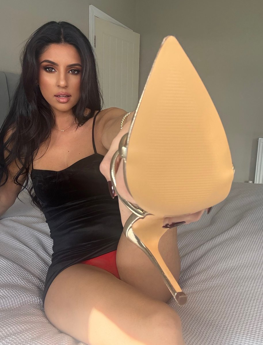 MissCarmenx's tweet photo. Can you taste the surrender before it reaches your tongue?  👅 👠 https://t.co/KJIy2ApgOS