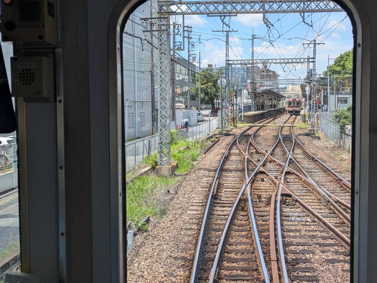 kaburitsuki_obc's tweet photo. \\ 原田年晴の #前面展望 //

今週も原田アナから #鉄道クイズ 🚉

この駅は何駅でしょう？
ヒント: 駅前に、近鉄バス、南海バス、旧金剛バスと揃ってました🚌

#かぶりつきはらだ をつけて
【引用リポスト】で
お答えお待ちしています

#ラジオ大阪 https://t.co/nWzwXGWKxk