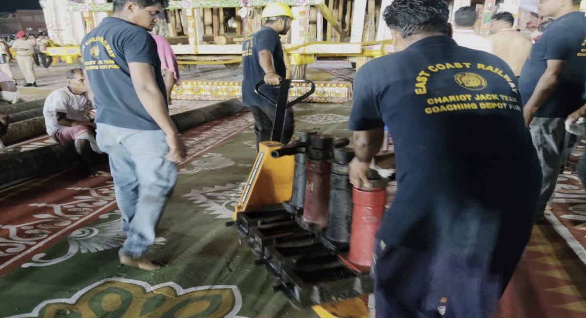 manas_muduli's tweet photo. #DidYouKnow Indian Railways plays a vital role during Ratha Jatra at Puri? 

Beyond operating hundreds of special trains for pilgrims, around 40-45 East Coast Railway employees operate heavy-duty hydraulic jacks to lift, align and guide the massive Rathas, ensuring smooth movement during turns and over uneven stretches.

A remarkable behind-the-scenes contribution to the world’s largest chariot festival.